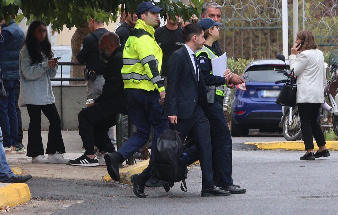 Ποινική δίωξη στον Βασίλη Μπισμπίκη – Βίντεο και φωτογραφίες με τον ηθοποιό με χειροπέδες στην Ευελπίδων