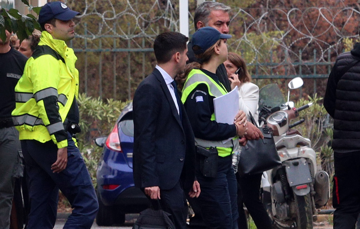 Με χειροπέδες στην Ευελπίδων ο Βασίλης Μπισμπίκης