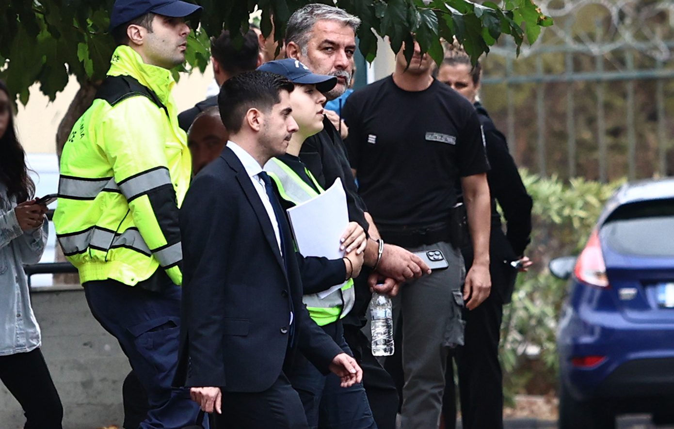 Με χειροπέδες στην Ευελπίδων ο Βασίλης Μπισμπίκης