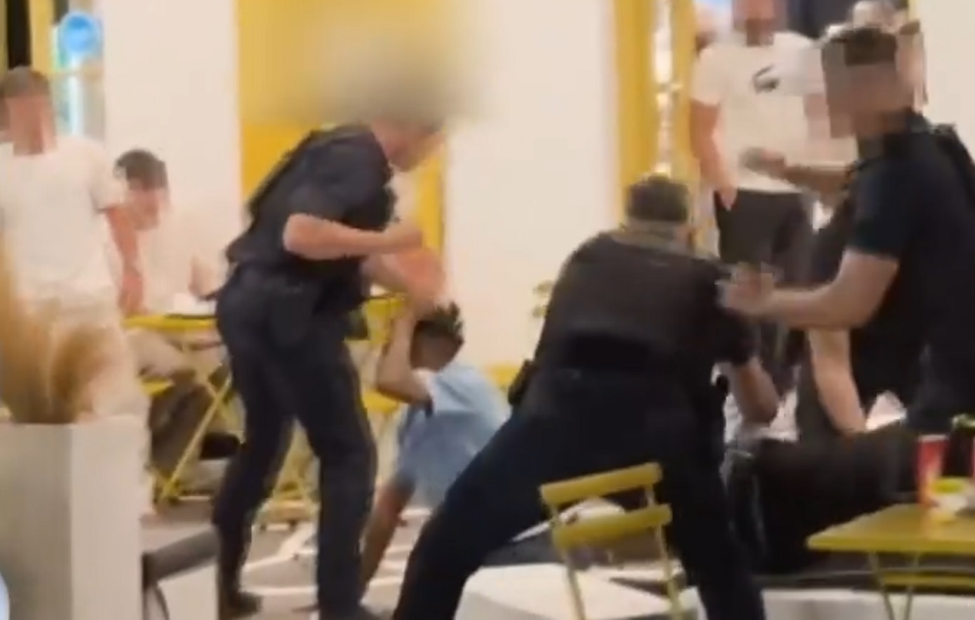 Άγριο ξύλο μεταξύ τουριστών και αστυνομικών στη Μύκονο – Μεθυσμένοι προσπαθούν να αποφύγουν τη σύλληψη
