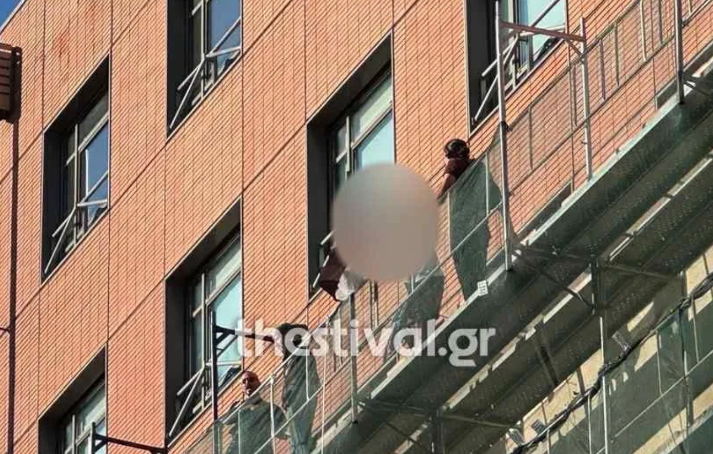 Θεσσαλονίκη: Μέλη του Ρουβίκωνα κρέμασαν στο Προξενείο των ΗΠΑ πανό για την Παλαιστίνη – 5 προσαγωγές