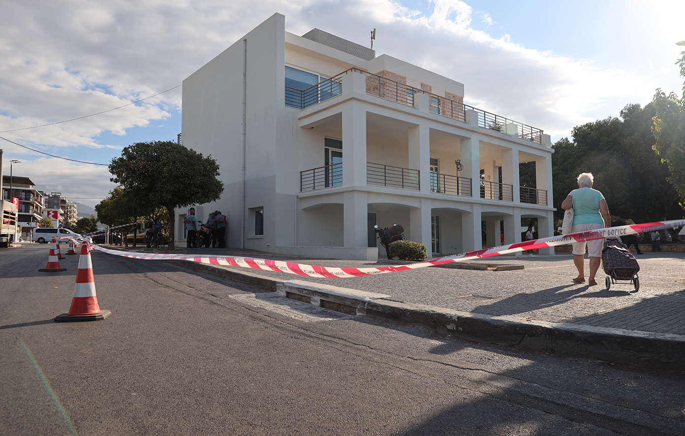 Ερωτήματα για τον 40χρονο που βρέθηκε νεκρός σε κάδο ανακύκλωσης ρούχων στη Γλυφάδα &#8211; Πώς εγκλωβίστηκε και πέθανε