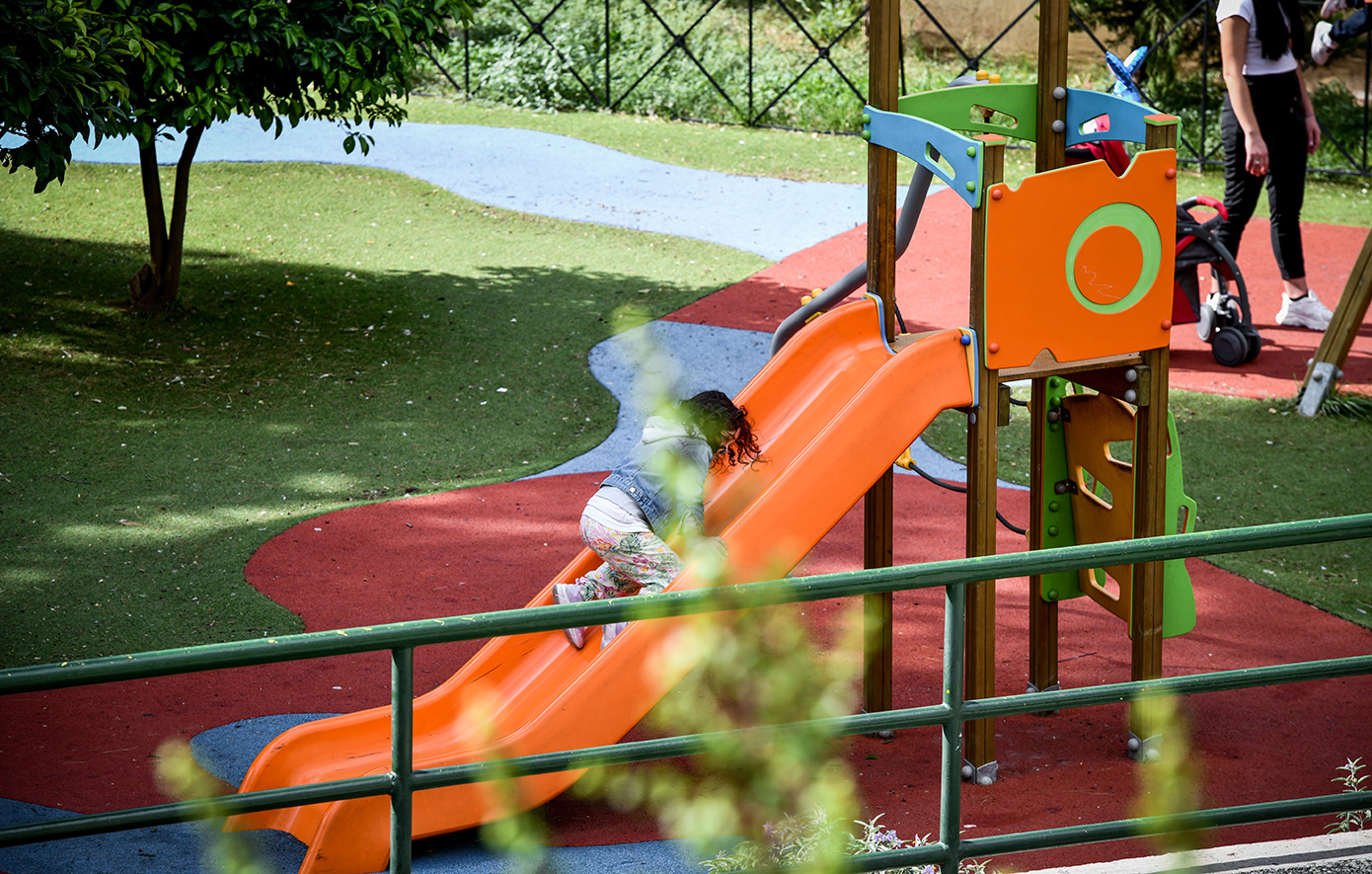 «Παγίδα θανάτου» σε παιδική χαρά της Καλαμαριάς: Αφαίρεσαν τις βίδες από τις κούνιες