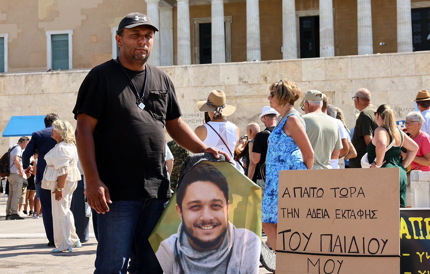 Πατέρα θύματος της τραγωδίας των Τεμπών ξεκίνησε απεργία πείνας και δίψας στο Σύνταγμα