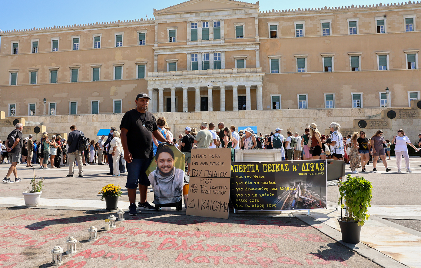 Ραγίζει καρδιές ο πατέρας θύματος της τραγωδίας των Τεμπών που κάνει απεργία πείνας &#8211; «Μου έδωσαν μία σακούλα κλειστή»