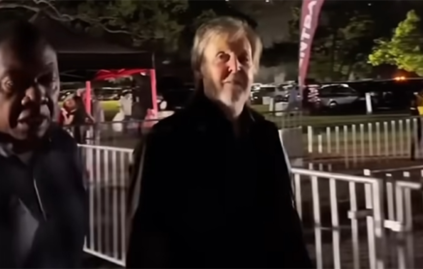 Πολ ΜακΚάρτνεϊ και Μπίλι Άιλις παρακολούθησαν τη συναυλία των Oasis στο Λος Άντζελες