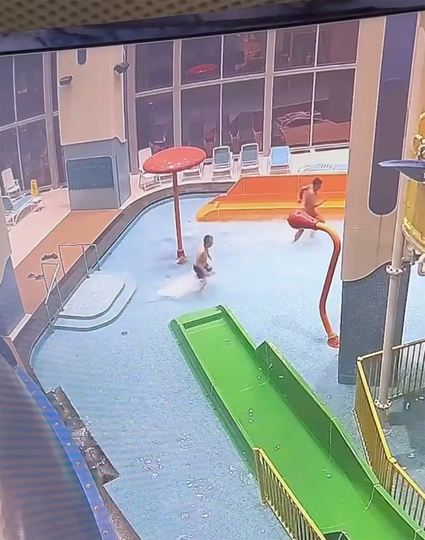 Υπάλληλος «μπούκαρε» σε water park για τα γενέθλια του γιου του &#8211; Τον έπιασαν από τις κάμερες αλλά δεν τον απέλυσαν
