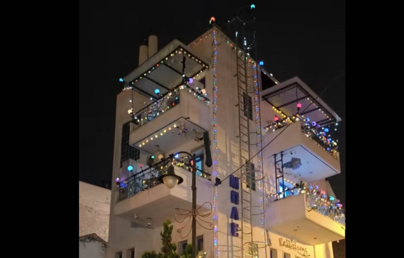 Viral πολυκατοικία στη Θεσσαλονίκη: Στόλισαν από Σεπτέμβριο για τα Χριστούγεννα