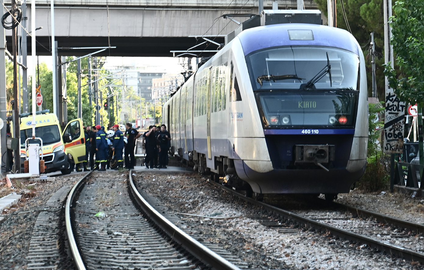 Συρμός του προαστιακού παρέσυρε και σκότωσε πεζό στην Κωνσταντινουπόλεως Συρμός του προαστιακού παρέσυρε και σκότωσε πεζό στην Κωνσταντινουπόλεως
