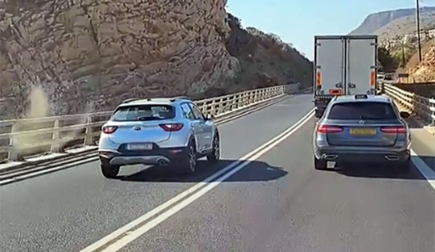 Οδηγός αποπειράθηκε να προσπεράσει τρία οχήματα πάνω σε γέφυρα του ΒΟΑΚ – Αποφεύχθηκε σύγκρουση την τελευταία στιγμή