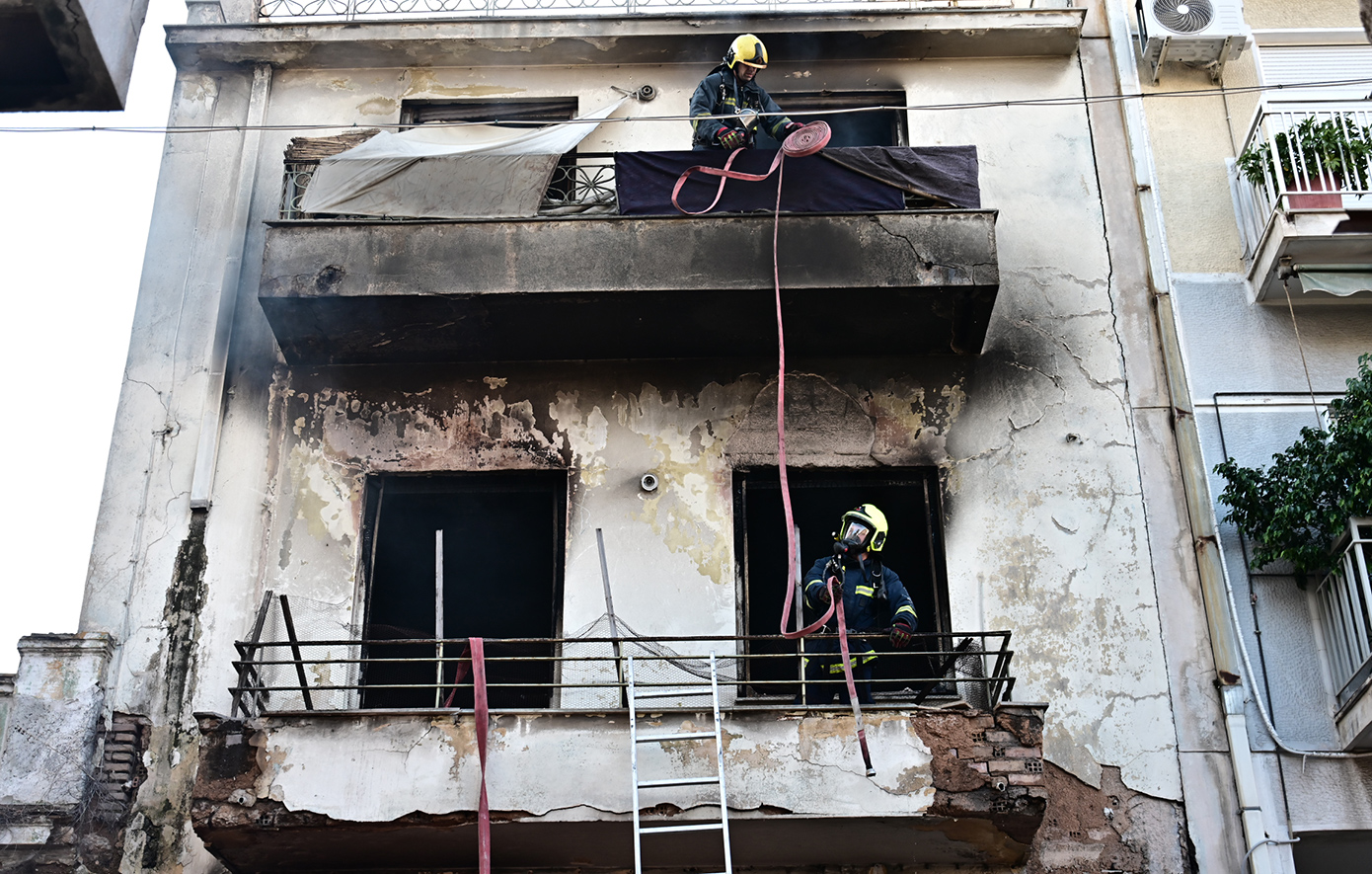 Υπό έλεγχο η φωτιά στο εγκαταλελειμμένο κτίριο στο Μεταξουργείο