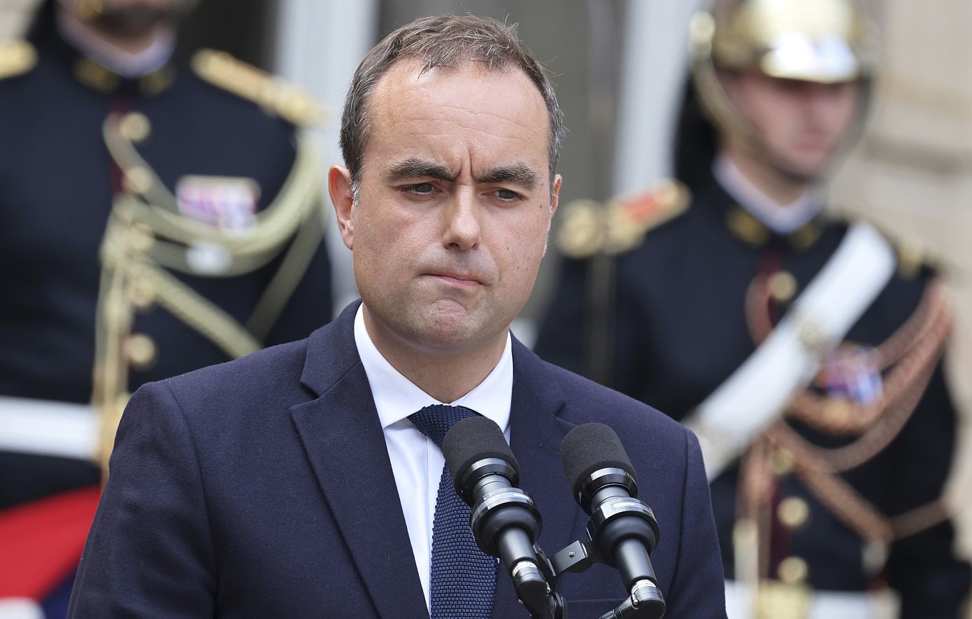Ο νέος πρωθυπουργός της Γαλλίας αποσύρει την κατάργηση των δύο αργιών από το σχέδιο του προϋπολογισμού