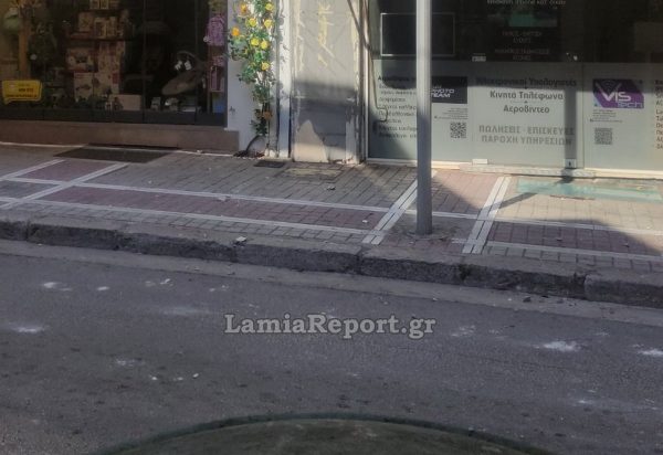 Πανικός στη Λαμία: Σοβάδες και μπετόν έπεσαν δίπλα σε πολυσύχναστο δρόμο &#8211; Από τύχη δεν υπήρξε τραυματισμός