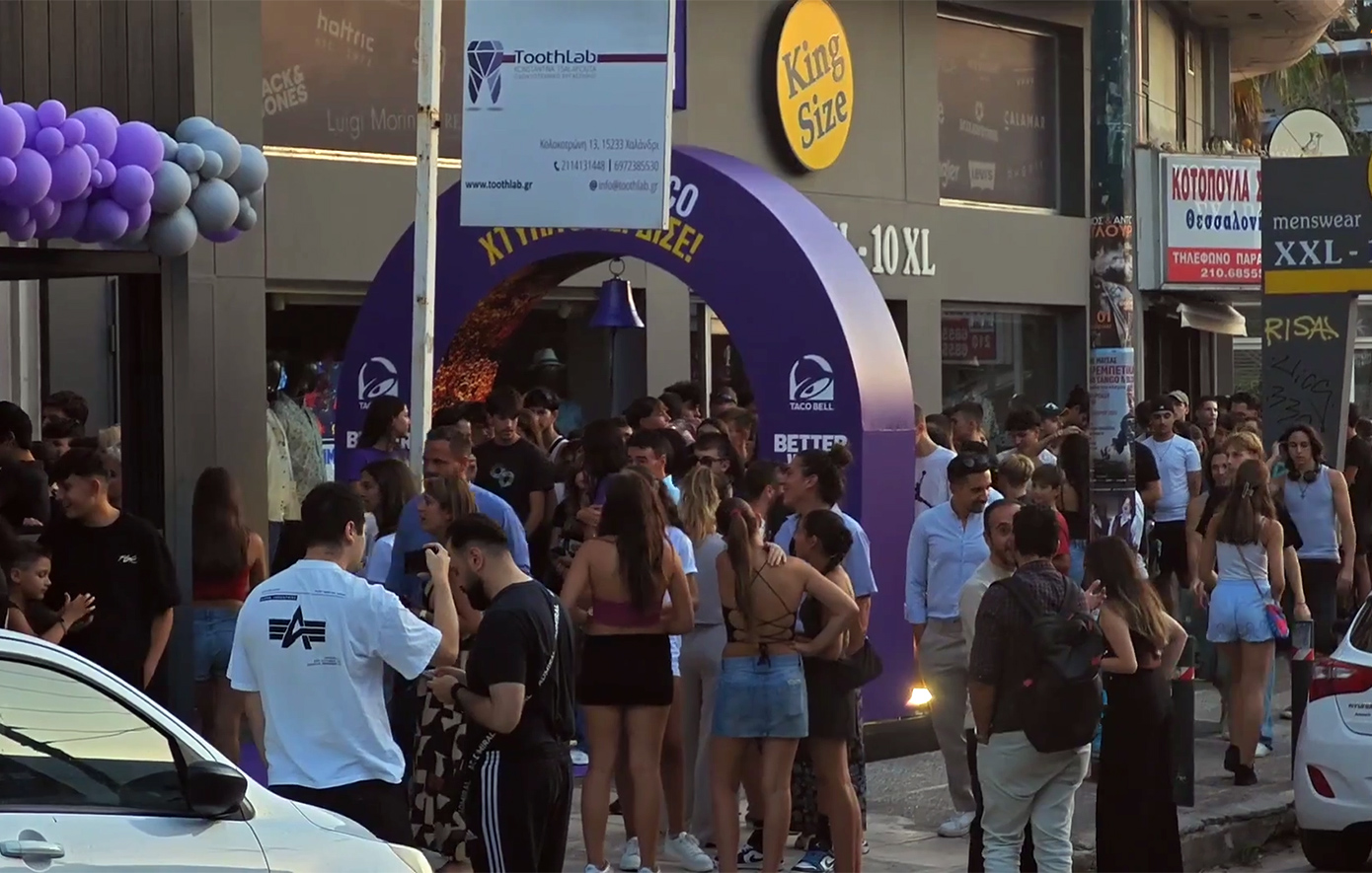 Ουρά εκατοντάδων μέτρων στο Χαλάνδρι για τα εγκαίνια καταστήματος αμερικανικής αλυσίδας fast food