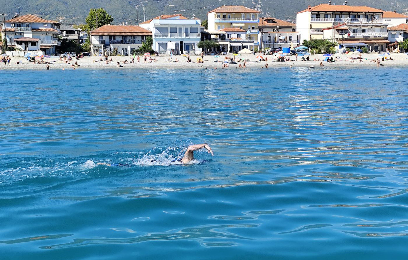 Προπονητής κολύμπησε 41 χιλιόμετρα σε 13,5 ώρες για να αναδείξει την τουριστική Πιερία