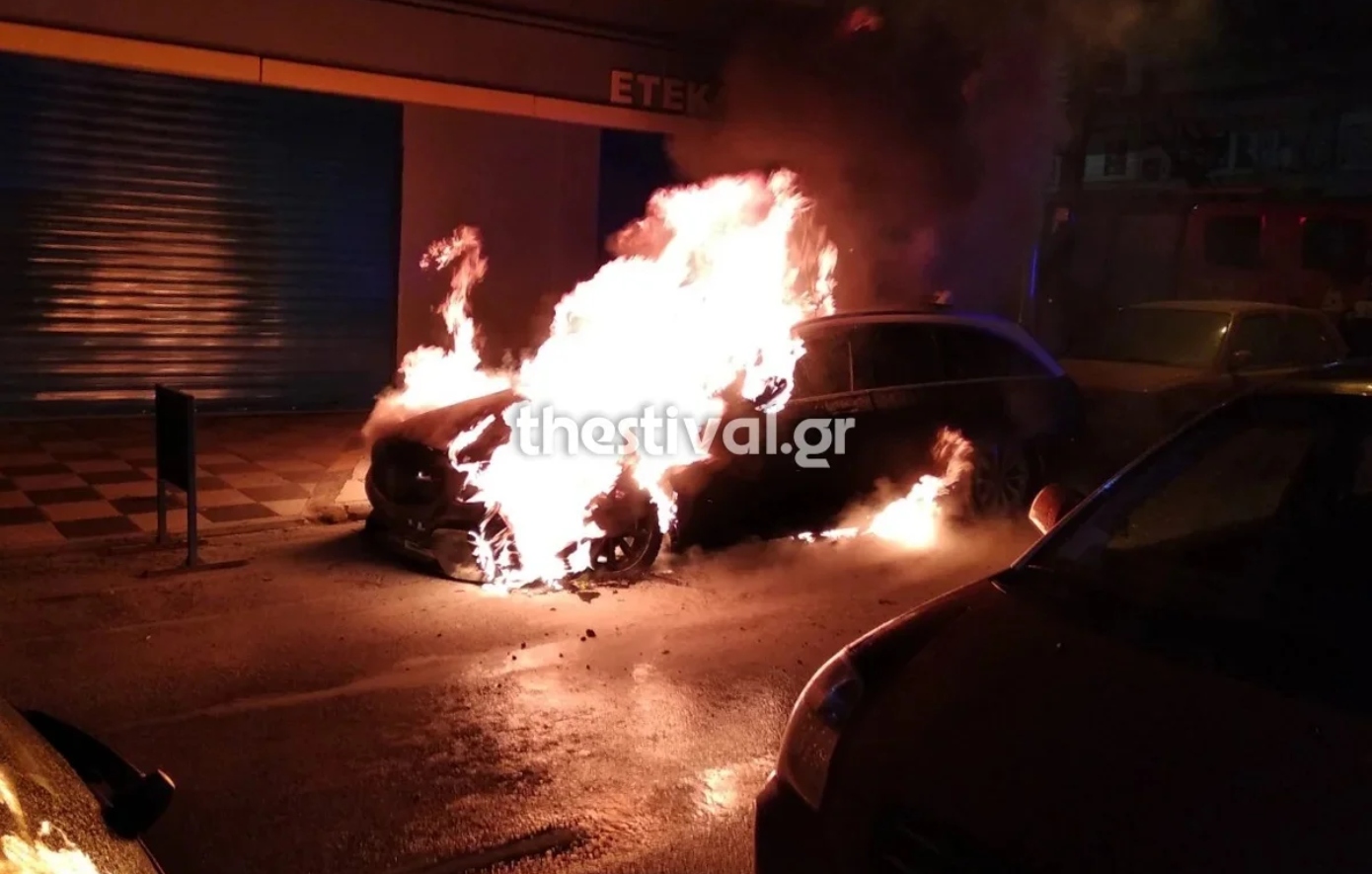 Αυτοκίνητο έπεσε σε βιτρίνα στη Θεσσαλονίκη &#8211; Το όχημα τυλίχθηκε στις φλόγες, ελαφρά τραυματίας ο οδηγός