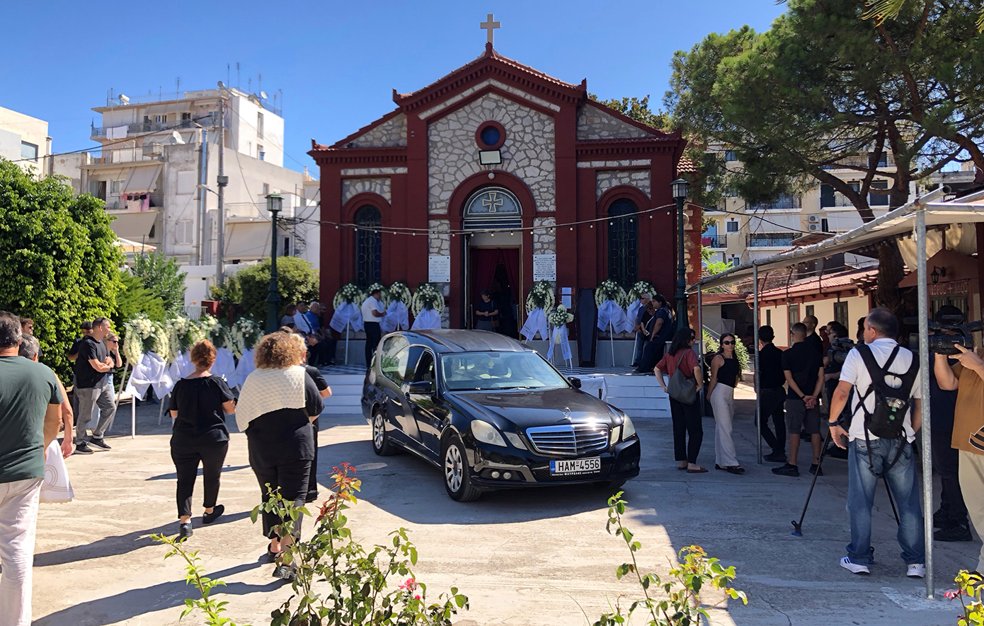 Οδύνη στην κηδεία της «γιαγιάς Τιτίκας» που σκοτώθηκε για να σώσει το 8χρονο κοριτσάκι στο τροχαίο στην Πάτρα &#8211; Φωτογραφίες και βίντεο