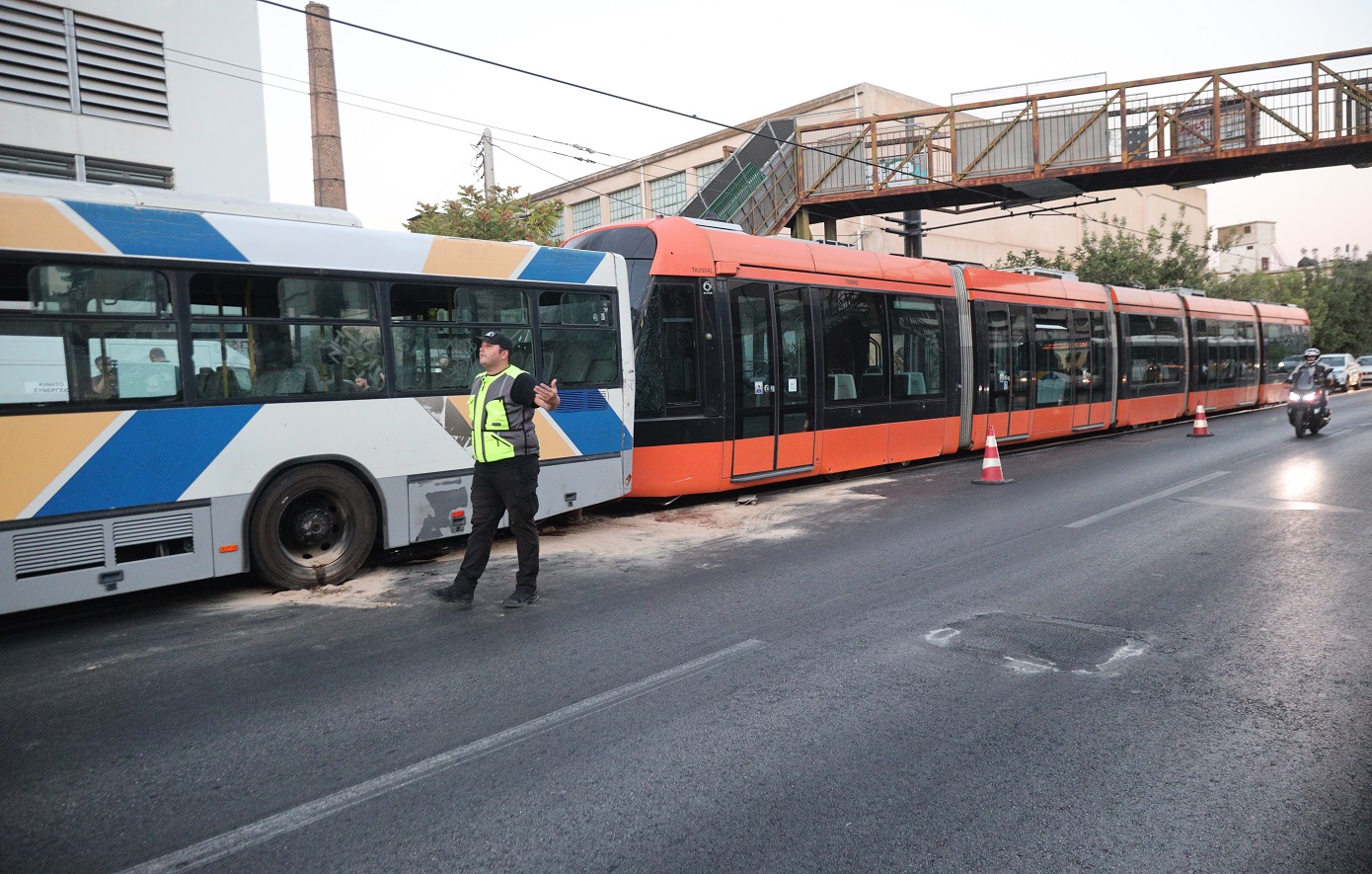 Συρμός τραμ συγκρούστηκε με λεωφορείο στον Πειραιά – 30 τραυματίες