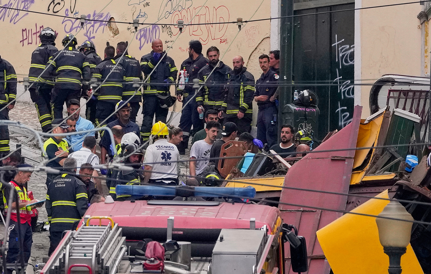 Τρίχρονος ανασύρθηκε ζωντανός από τα συντρίμμια του τελεφερίκ στη Λισαβόνα – Ο πατέρας του σκοτώθηκε, σε κρίσιμη κατάσταση η μητέρα του