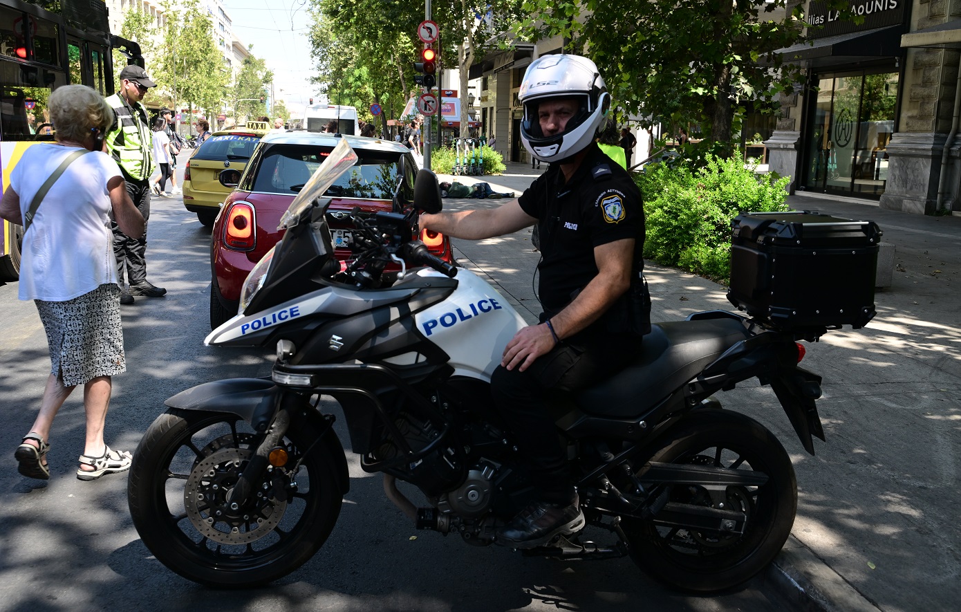 Τροχαίο ατύχημα στον Πειραιά: ΙΧ καρφώθηκε σε κολώνα, δύο σοβαρά τραυματίες