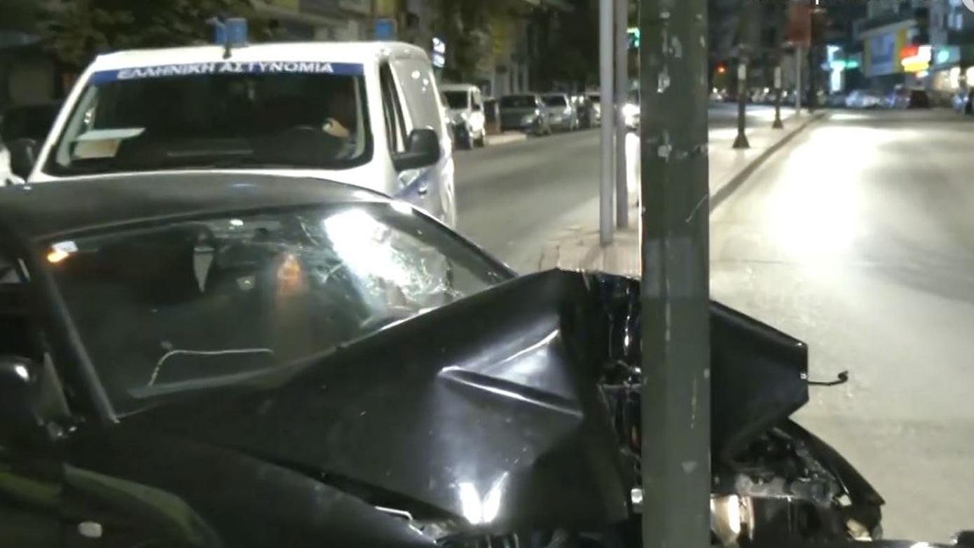 Τροχαίο στα Κάτω Πατήσια: Αυτοκίνητο καρφώθηκε σε κολώνα – Μία γυναίκα τραυματίας στο νοσοκομείο