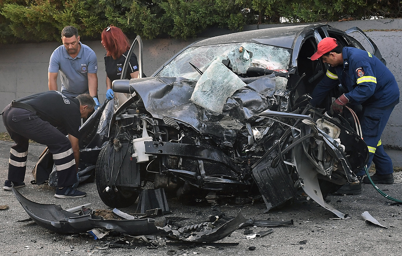 Σοκάρουν οι φωτογραφίες από το τροχαίο με νεκρή 25χρονη στο Κιάτο – Διαλύθηκε το αμάξι της