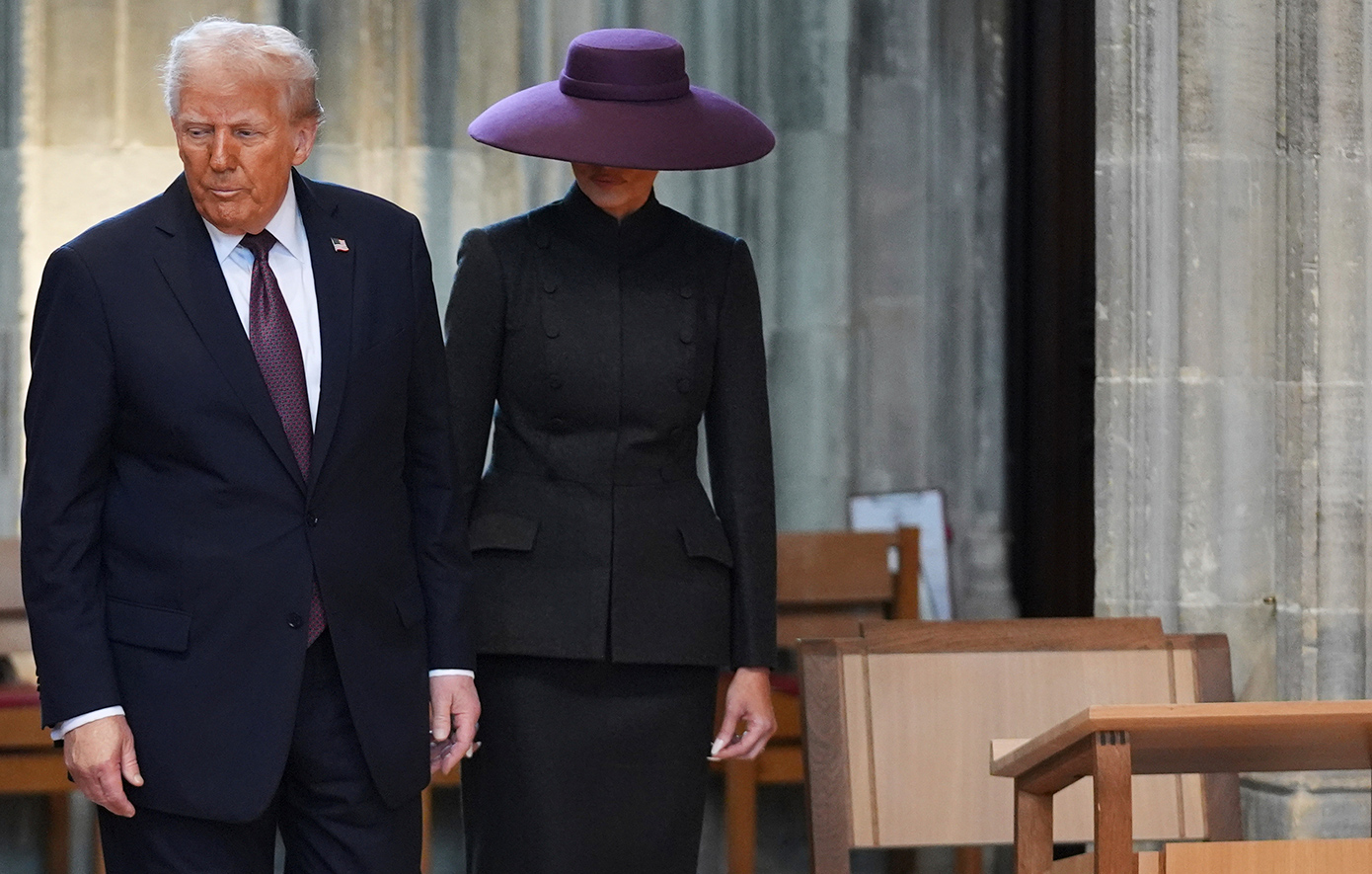 «Ντύθηκε σαν μπανάνα» – Κάποιοι τρόλαραν τη Μελάνια Τραμπ για το κίτρινο φόρεμα του επίσημου δείπνου, σάλος με τους γυμνούς ώμους της «Ντύθηκε σαν μπανάνα» – Κάποιοι τρόλαραν τη Μελάνια Τραμπ για το κίτρινο φόρεμα του επίσημου δείπνου, σάλος με τους γυμνούς ώμους της