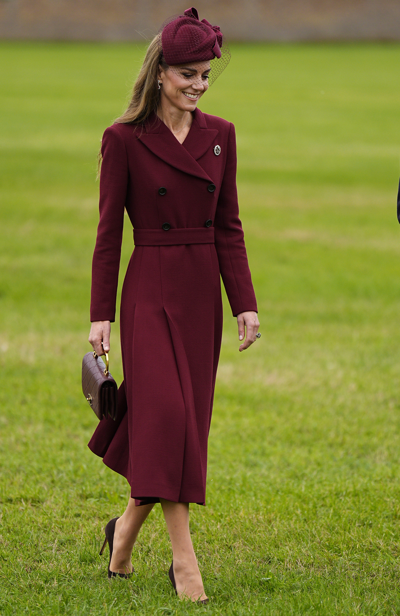 Το κίτρινο φόρεμα της Μελάνια, η χρυσή δημιουργία της Κέιτ και το μοβ καπέλο που έκλεψε την παράσταση Το κίτρινο φόρεμα της Μελάνια, η χρυσή δημιουργία της Κέιτ και το μοβ καπέλο που έκλεψε την παράσταση