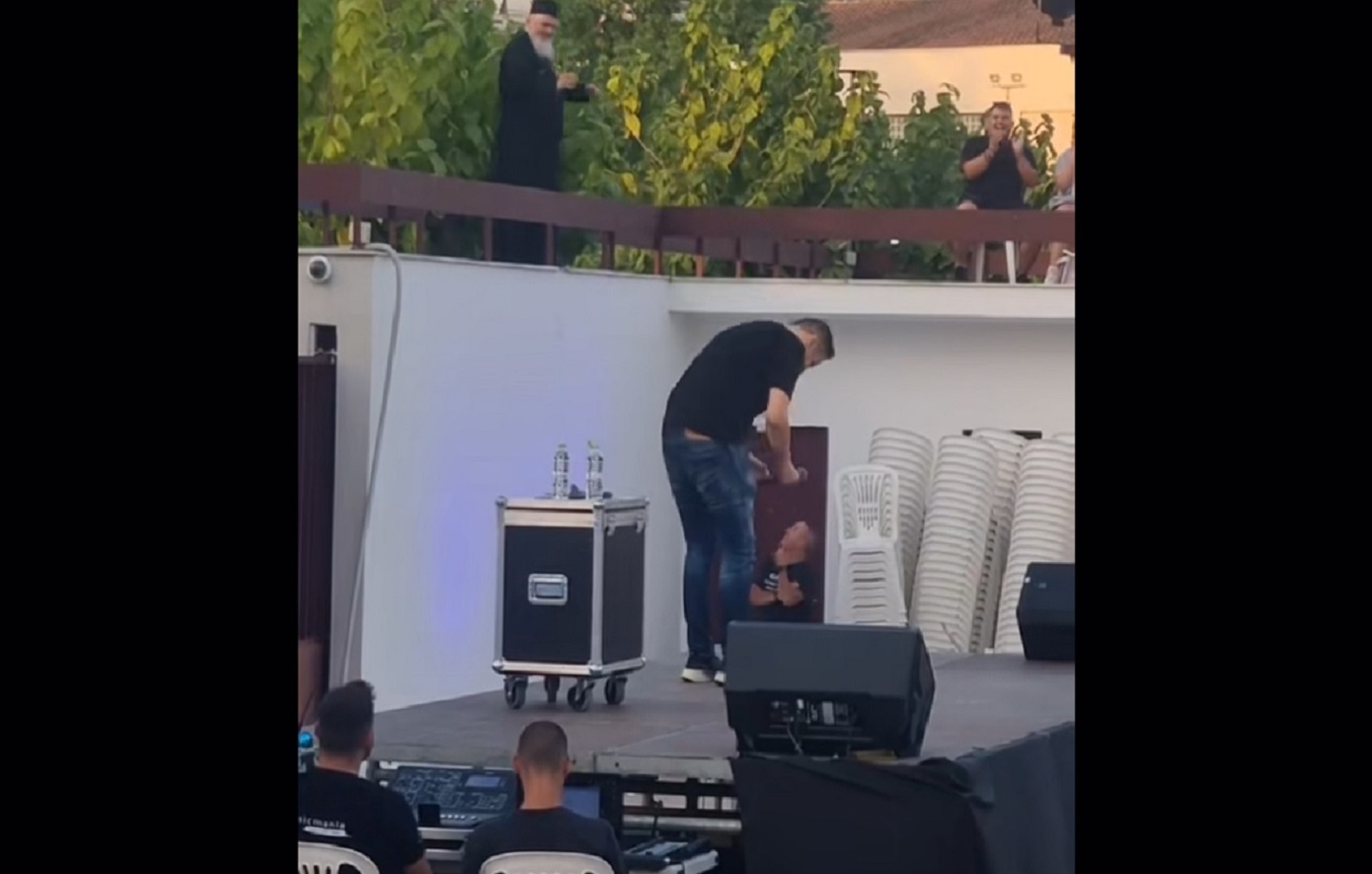 Μήνυση στον Αλέξανδρο Τσουβέλα για το viral βίντεο με τον ιερέα σε παράστασή του