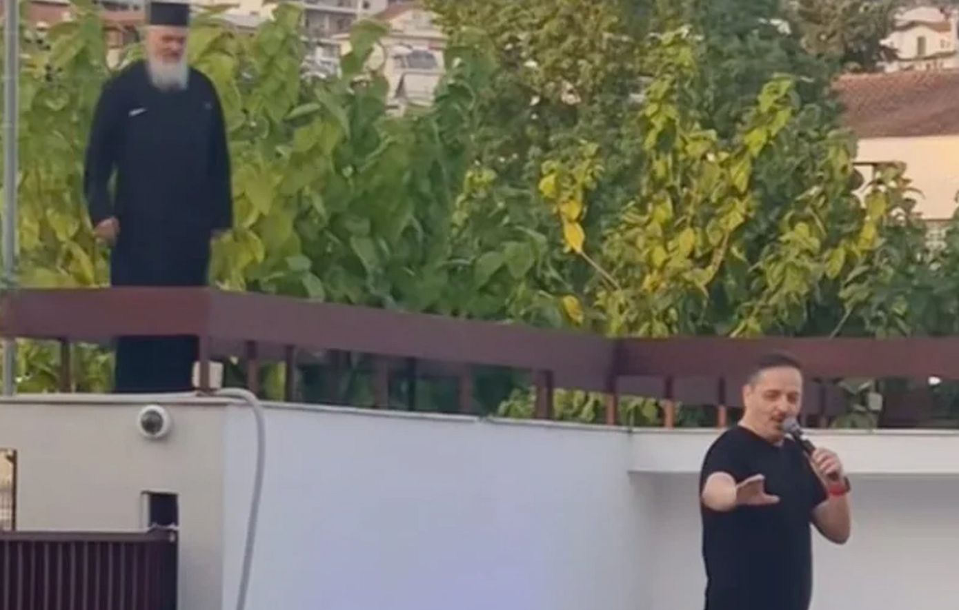 Επική στιγμή σε παράσταση του Τσουβέλα: Ιερέας εμφανίστηκε ξαφνικά και ο κωμικός τραγούδησε τη μουσική από το «Ο Ιησούς από τη Ναζαρέτ»