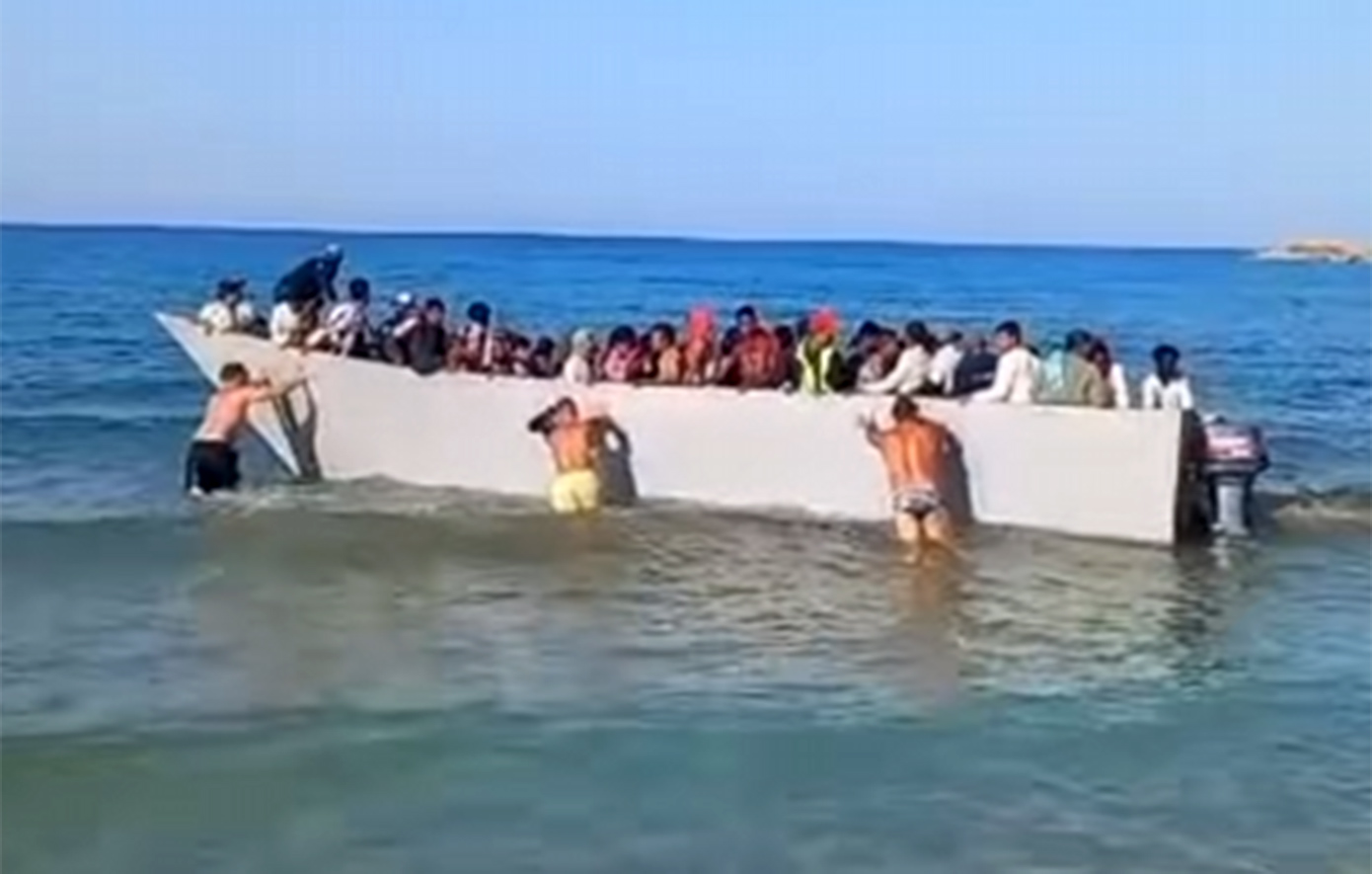 Τι συνέβη τελικά με τη βάρκα γεμάτη μετανάστες που έφτασε στην παραλία Σαρακήνικο στη Γαύδο – Η μαρτυρία λουόμενου που ήταν εκεί
