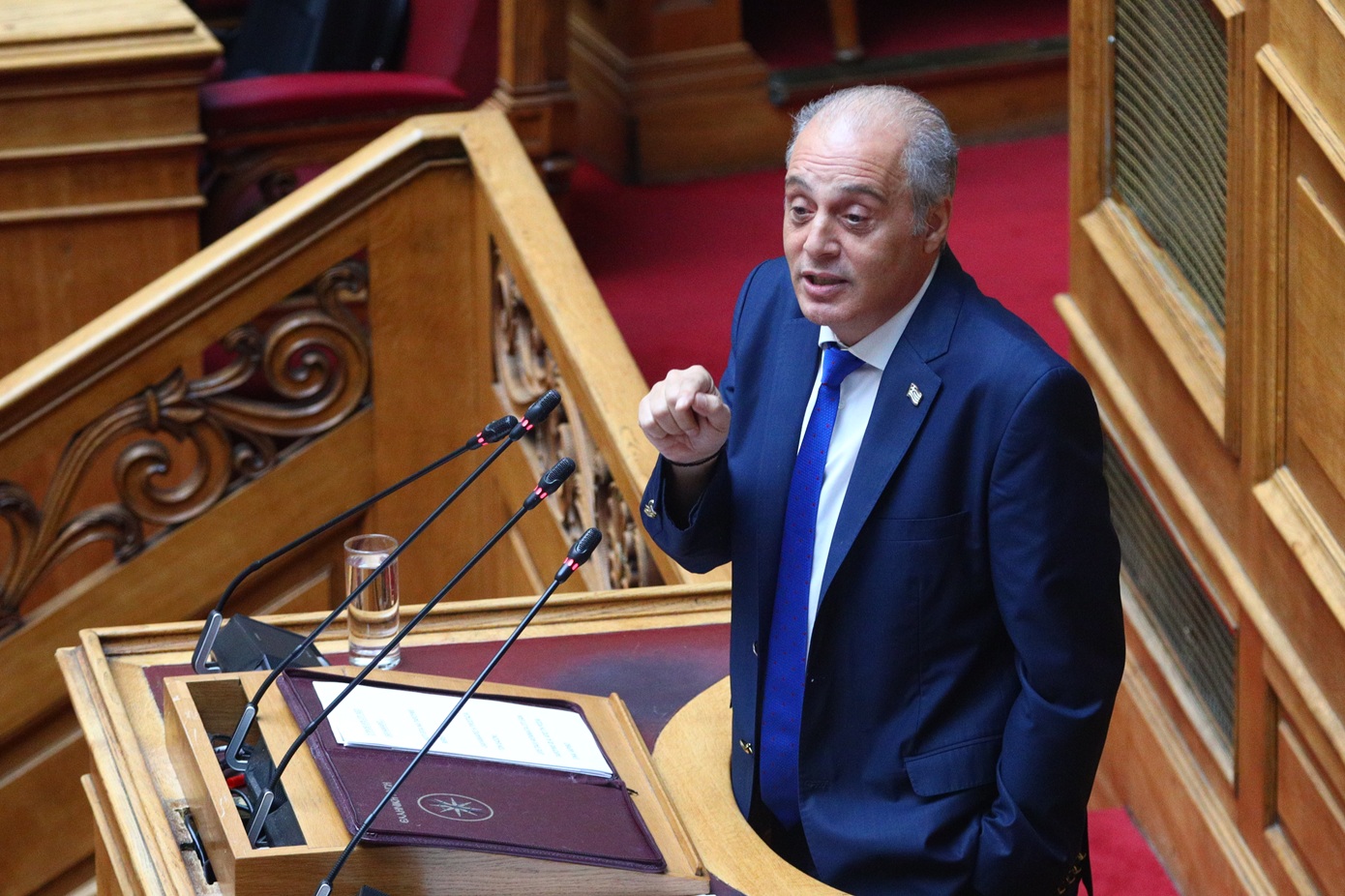 Θερμό επεισόδιο στη Βουλή μεταξύ Βελόπουλου και Γιαννούλη: «Ειρωνεία, γελάκια στο σπίτι σου, τον γιο σου και τη μάνα σου»