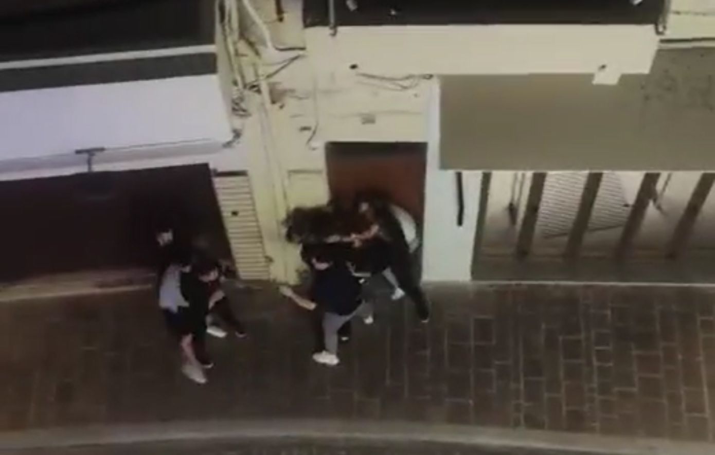 Άγρια συμπλοκή νεαρών ατόμων στο παλιό λιμάνι του Ρεθύμνου &#8211; Δείτε το βίντεο