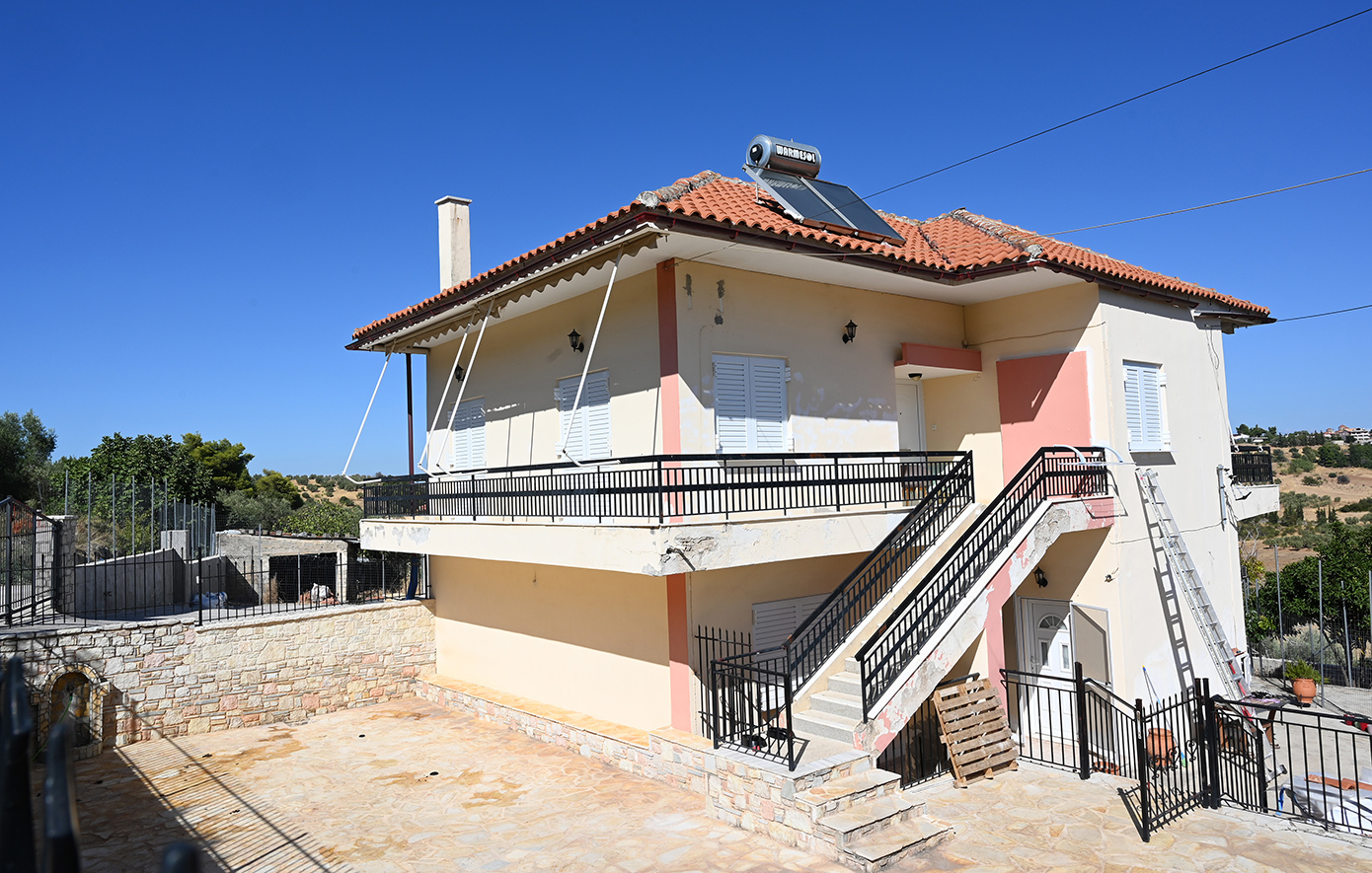 Τι ισχυρίζεται η 62χρονη που έθαψε τη μητέρα της σε στάβλο για να παίρνει τη σύνταξή της