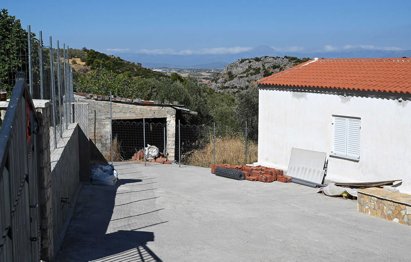 Τι ισχυρίζεται η 62χρονη που έθαψε τη μητέρα της σε στάβλο για να παίρνει τη σύνταξή της