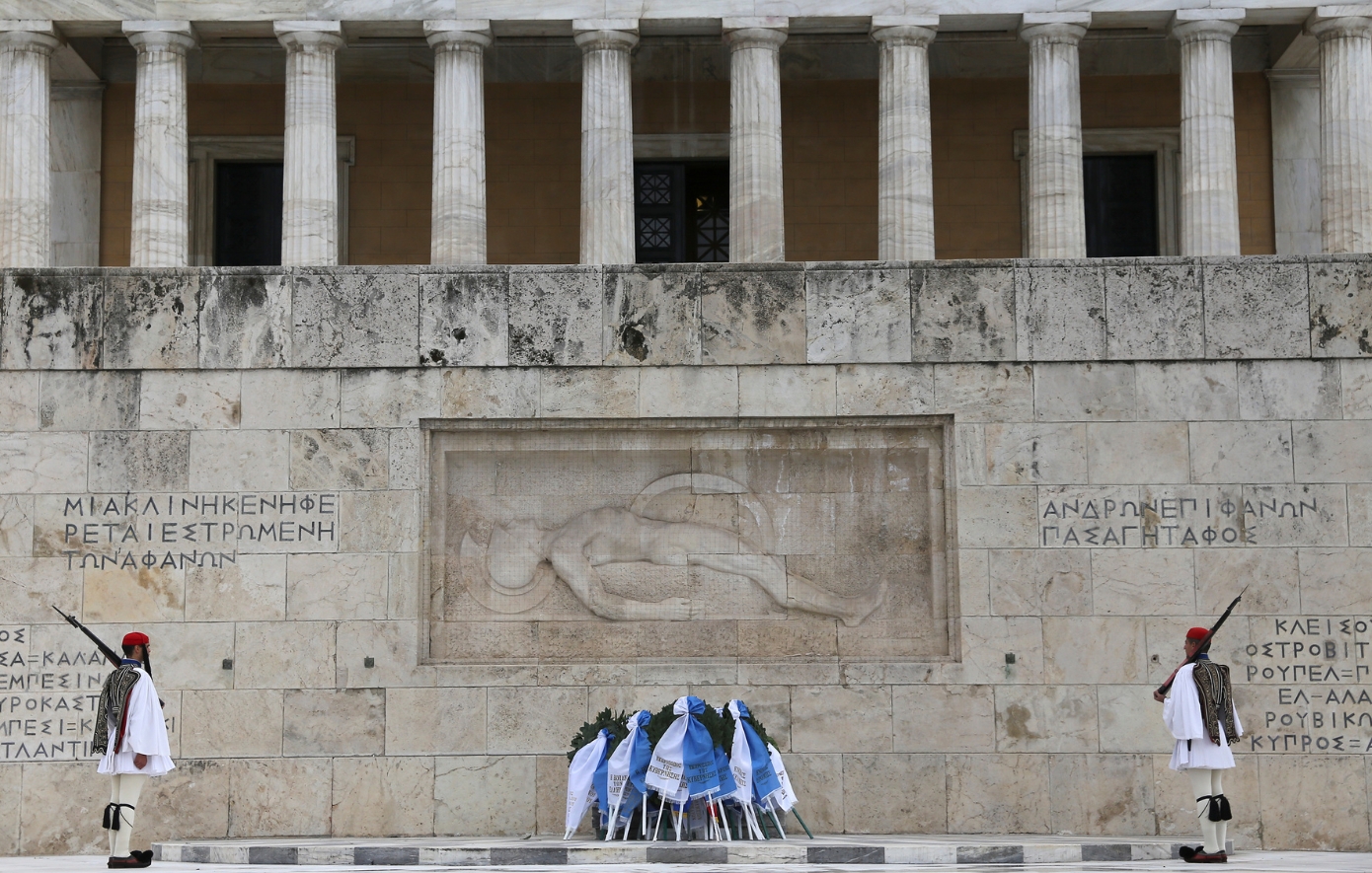 Τι συμβολίζει το Μνημείο του Άγνωστου Στρατιώτη: Η ιστορία και τι σημαίνουν οι επιγραφές μπροστά από τη Βουλή