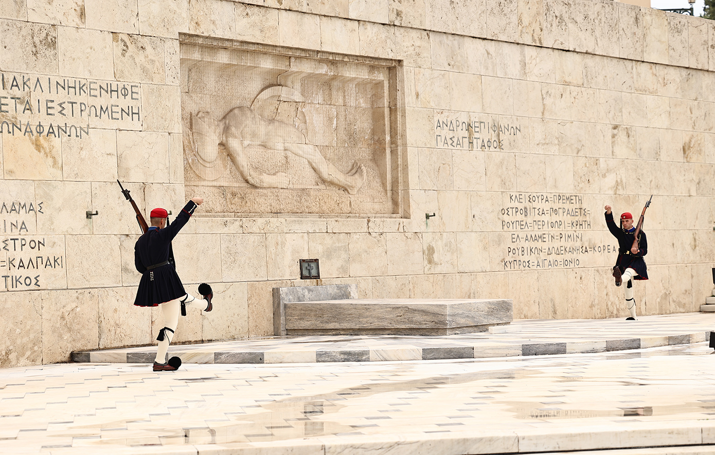 Τι θα γίνει τελικά με το μνημείο του Άγνωστου Στρατιώτη: Πότε έμαθε ο Δένδιας για την τροπολογία και ποιες ποινές θα προβλέπονται