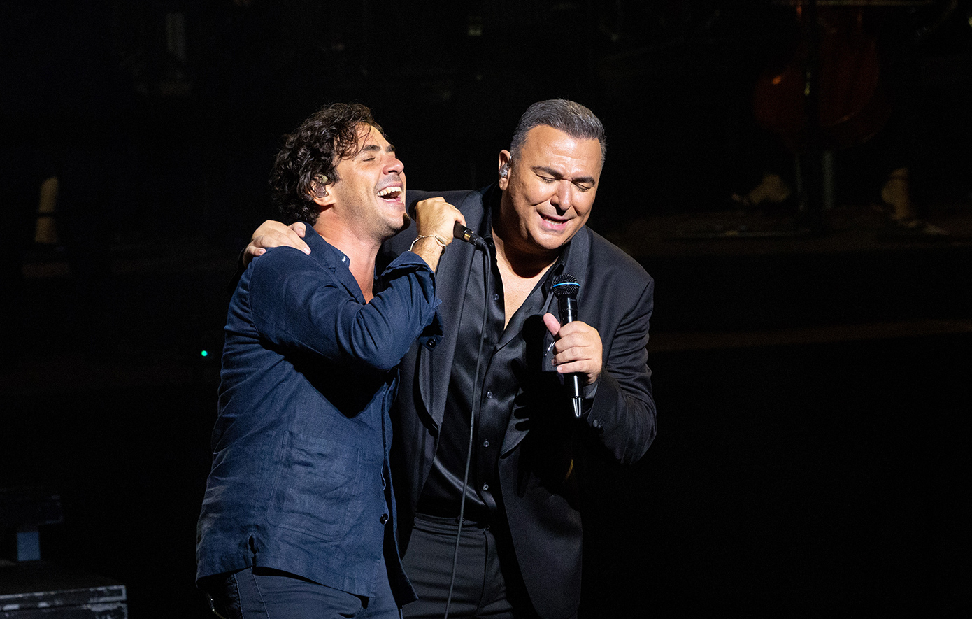 Αντώνης Ρέμος και Jack Savoretti «μάγεψαν» το κοινό του Ηρωδείου σε μια συναυλία για την «ΕΛΠΙΔΑ»