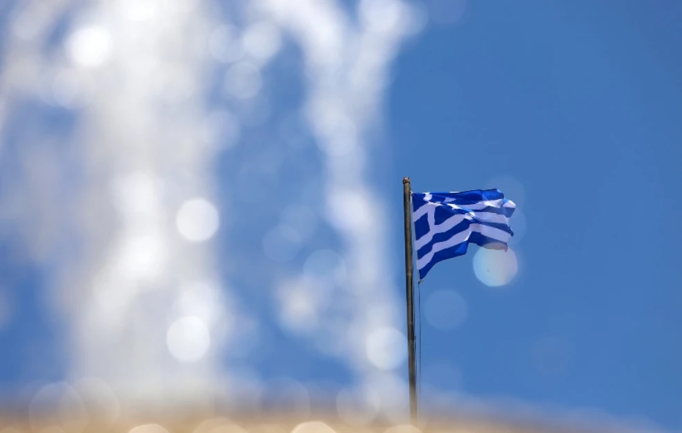 Ποινή φυλάκισης 9 μηνών σε Δανή τουρίστρια που κατέβασε ελληνική σημαία από Αστυνομικό Τμήμα στη Ρόδο