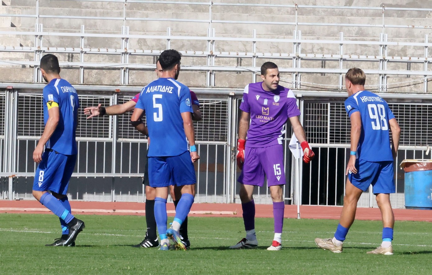 Super League 2: Απίθανα πράγματα στην Καβάλα, παίκτες έστειλαν στις εξέδρες τον τερματοφύλακα επειδή έκανε λάθη