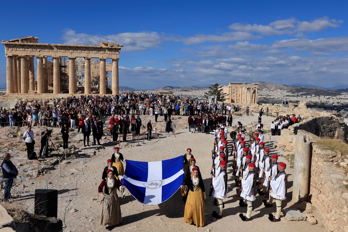 Συγκίνηση στην έπαρση της σημαίας για την απελευθέρωση της Αθήνας &#8211; 81 χρόνια από την αποχώρηση των γερμανικών στρατευμάτων