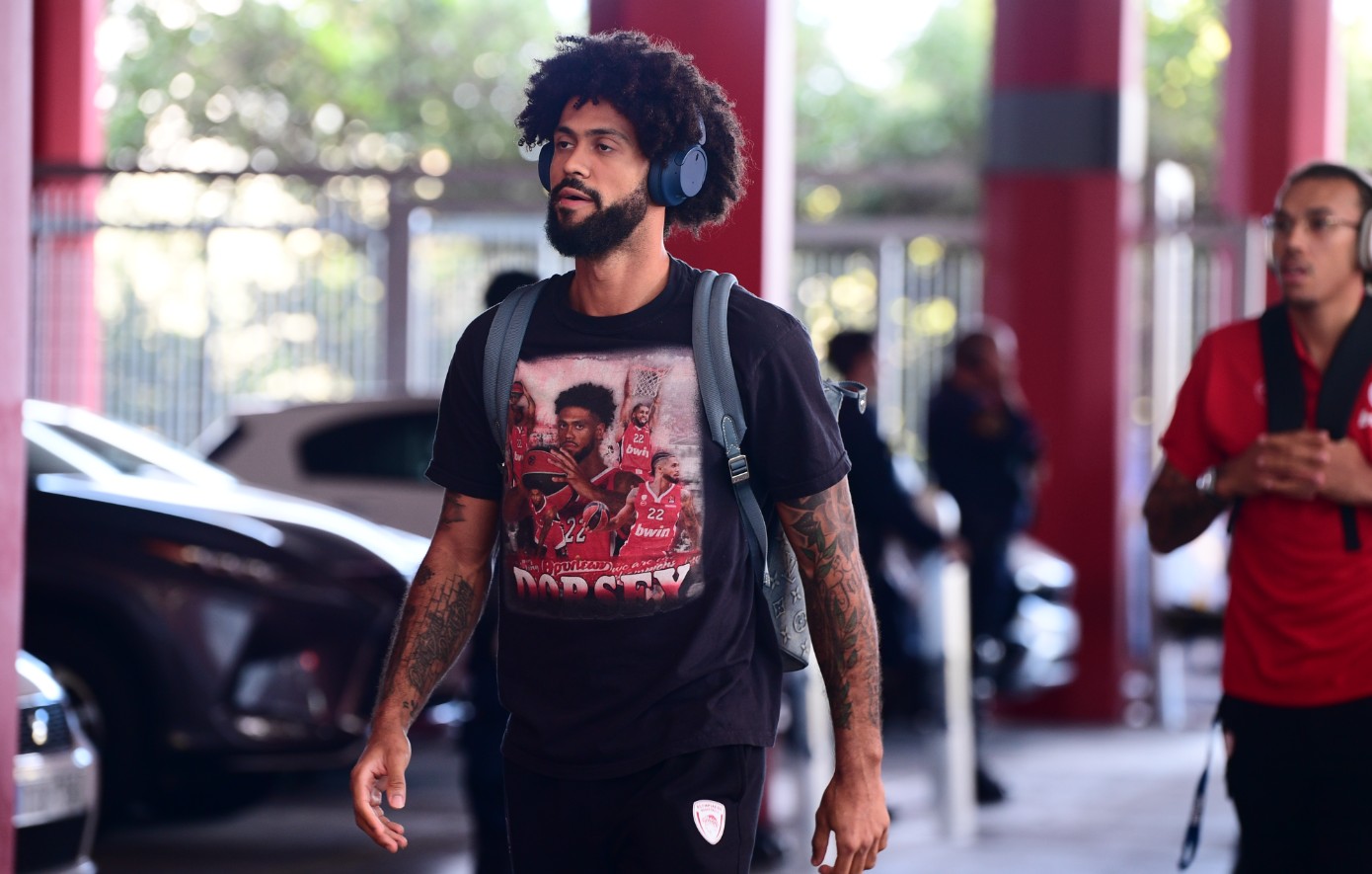 Ολυμπιακός &#8211; Παναθηναϊκός: Το t-shirt του Ντόρσεϊ έκλεψε την παράσταση στην άφιξη των ομάδων