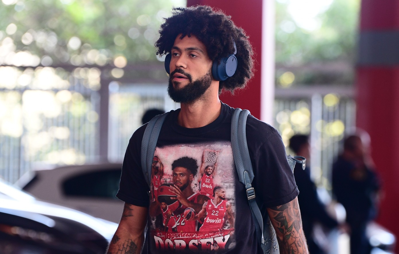 Ολυμπιακός &#8211; Παναθηναϊκός: Το t-shirt του Ντόρσεϊ έκλεψε την παράσταση στην άφιξη των ομάδων