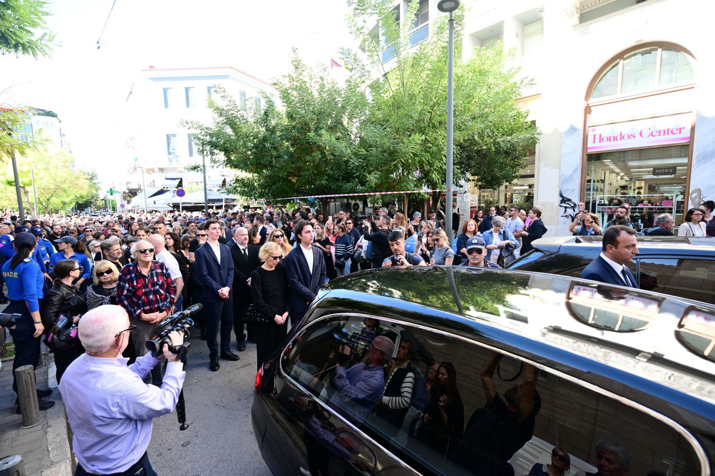 Η Ελλάδα αποχαιρετά τον Διονύση Σαββόπουλο: Η πομπή καθ&#8217;οδόν για το Α&#8217; Νεκροταφείο &#8211; Live εικόνα