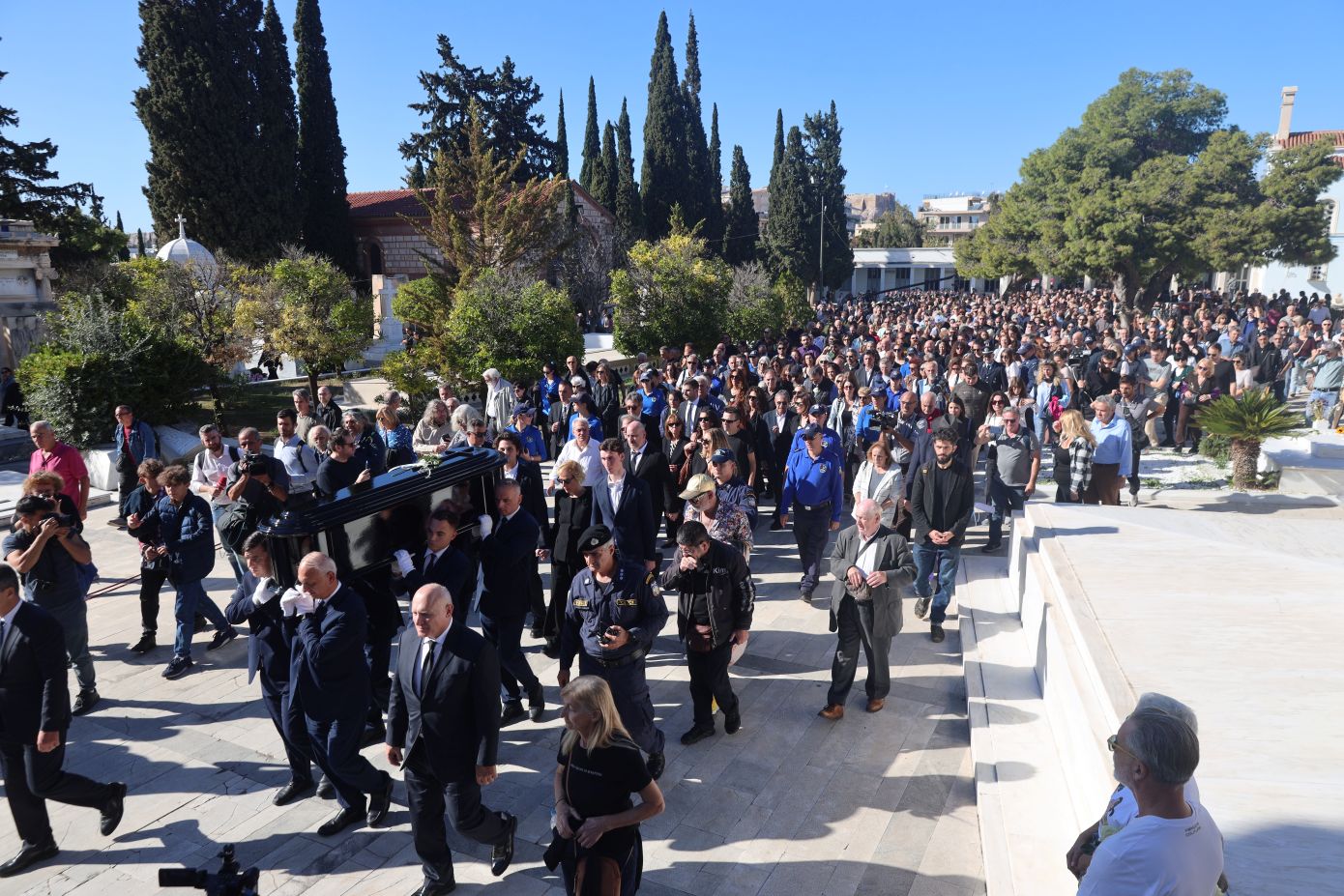 Η Ελλάδα αποχαιρετά τον Διονύση Σαββόπουλο: Στο Α’ Νεκροταφείο η σορός – Live εικόνα