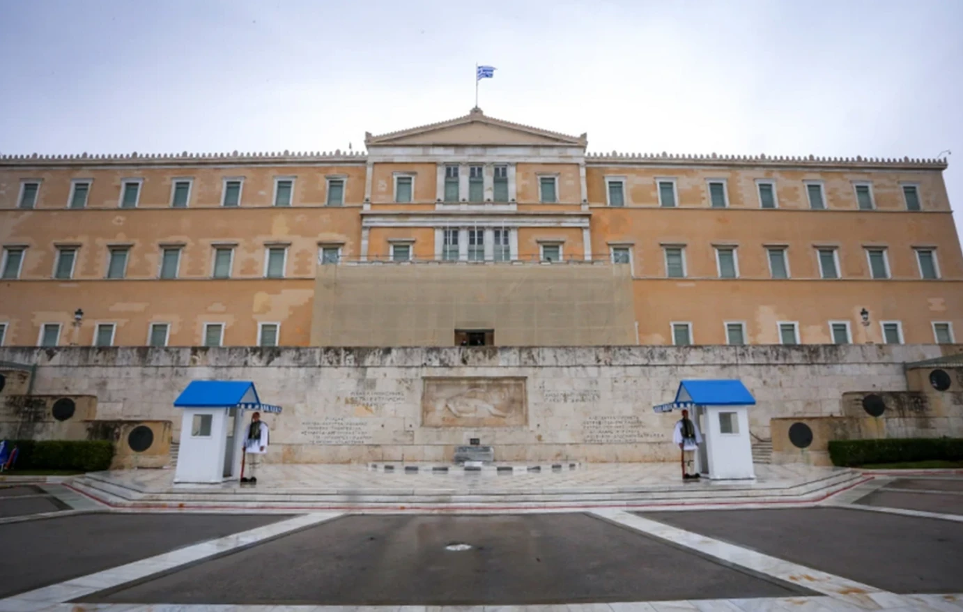 Υπουργείο Άμυνας για Άγνωστο Στρατιώτη: Αναθέτουμε τη καθαριότητα του Μνημείου σε τρίτο μετά την άρνηση του Χάρη Δούκα