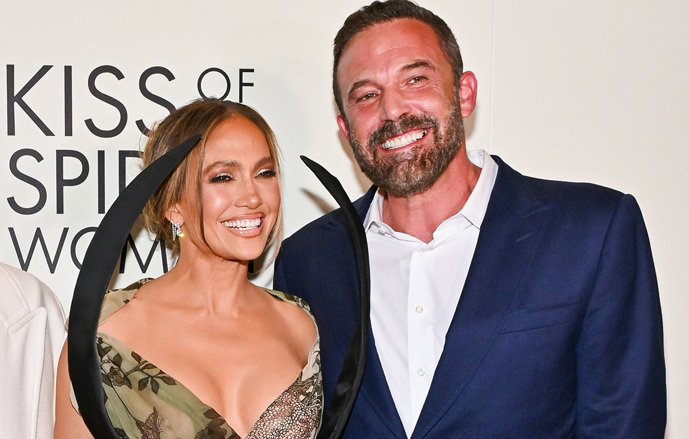 Ο Μπεν 'Αφλεκ (Ben Affleck) έδωσε το «παρών» στην πρεμιέρα του επερχόμενου μιούζικαλ «Kiss of the Spider Woman» στη Νέα Υόρκη, δείχνοντας την στήριξή του στην πρώην σύζυγό του, Τζένιφερ Λόπεζ (Jennifer Lopez). Ο Μπεν 'Αφλεκ (Ben Affleck) έδωσε το «παρών» στην πρεμιέρα του επερχόμενου μιούζικαλ «Kiss of the Spider Woman» στη Νέα Υόρκη, δείχνοντας την στήριξή του στην πρώην σύζυγό του, Τζένιφερ Λόπεζ (Jennifer Lopez).