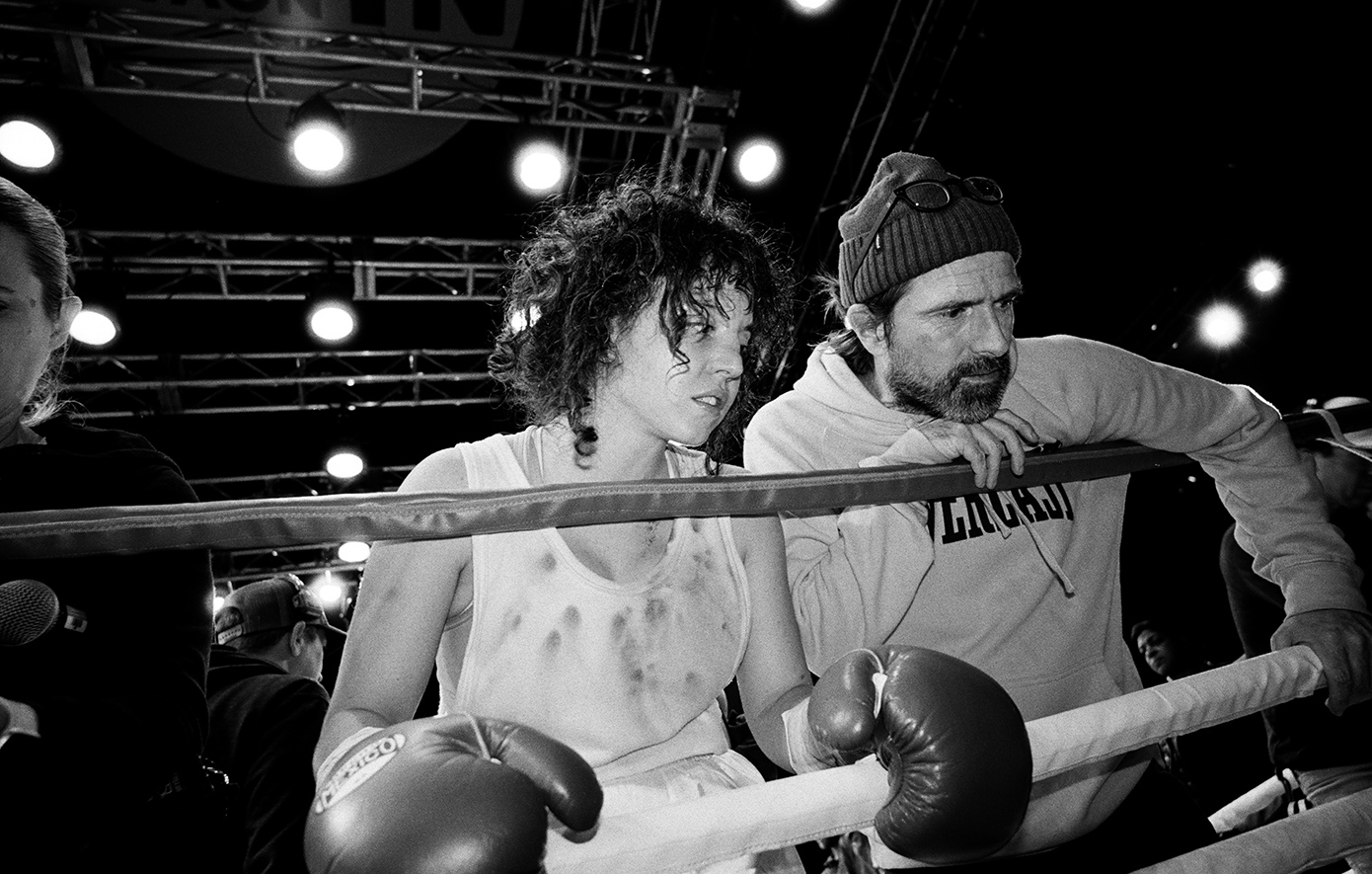 Αφηγείται την ιστορία της Κρίστι Μάρτιν, της πιο επιτυχημένης γυναίκας πυγμάχου των 90s. Αφηγείται την ιστορία της Κρίστι Μάρτιν, της πιο επιτυχημένης γυναίκας πυγμάχου των 90s.