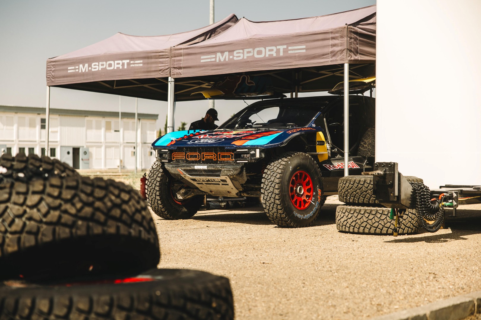 Πόσοι Κάρλος Σάινθ χωράνε στο θηριώδες Ford Raptor T1+; Πόσοι Κάρλος Σάινθ χωράνε στο θηριώδες Ford Raptor T1+;