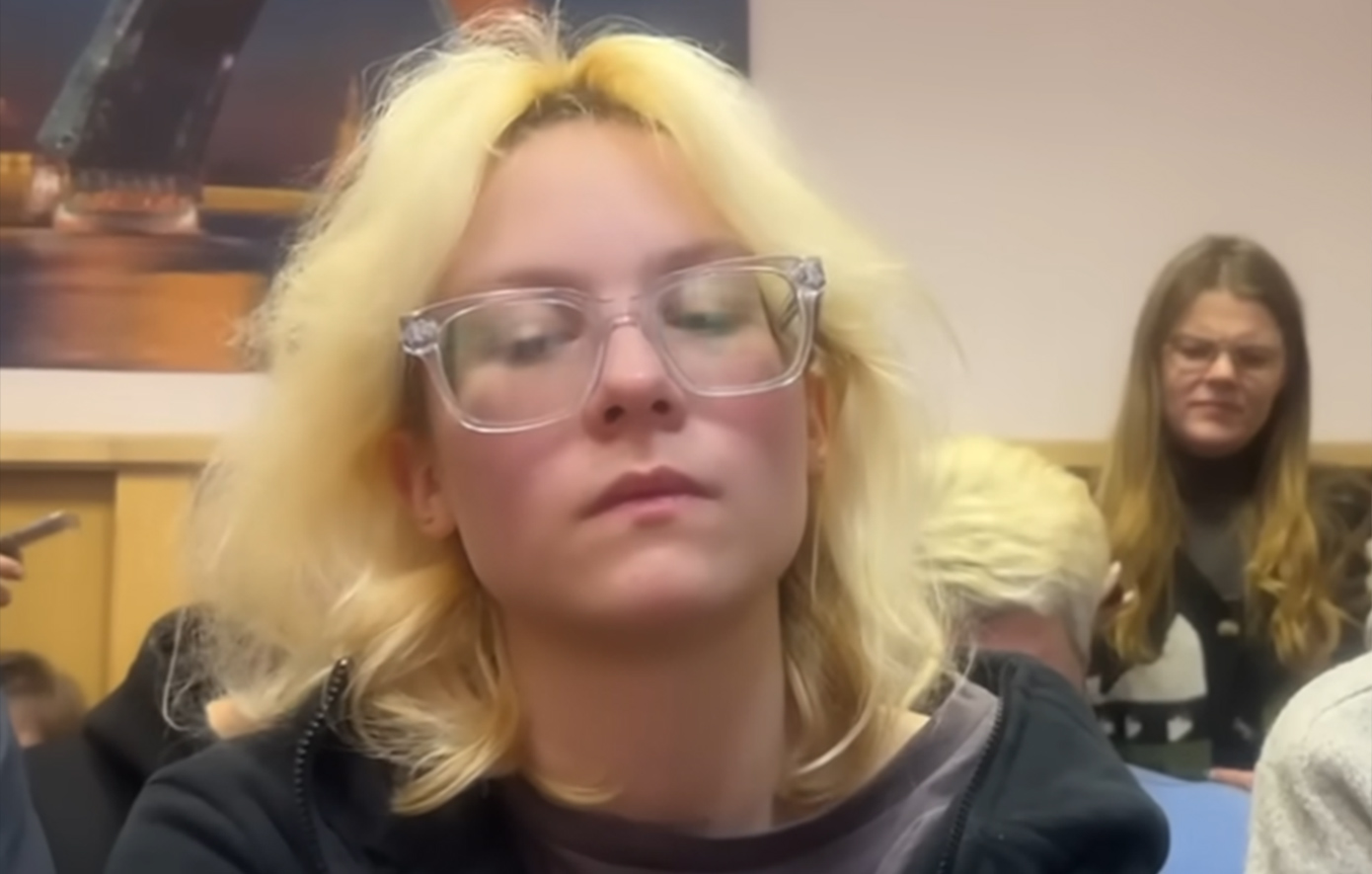 Ρωσία: Η 18χρονη μουσικός «Ναόκο» καταδικάστηκε σε επιπλέον 13 μέρες για τραγούδια κατά του Κρεμλίνου